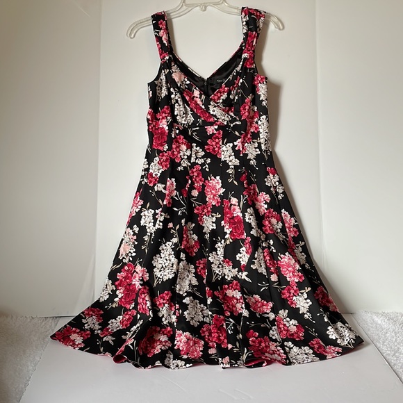 White House Black Market Women's Size 4  Fit & Flare Dress Floral - Picture 2 of 11